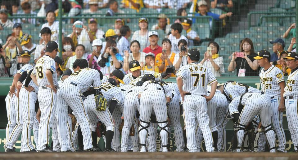 試合前、円陣を組む阪神ナイン＝甲子園（撮影・北村雅宏）