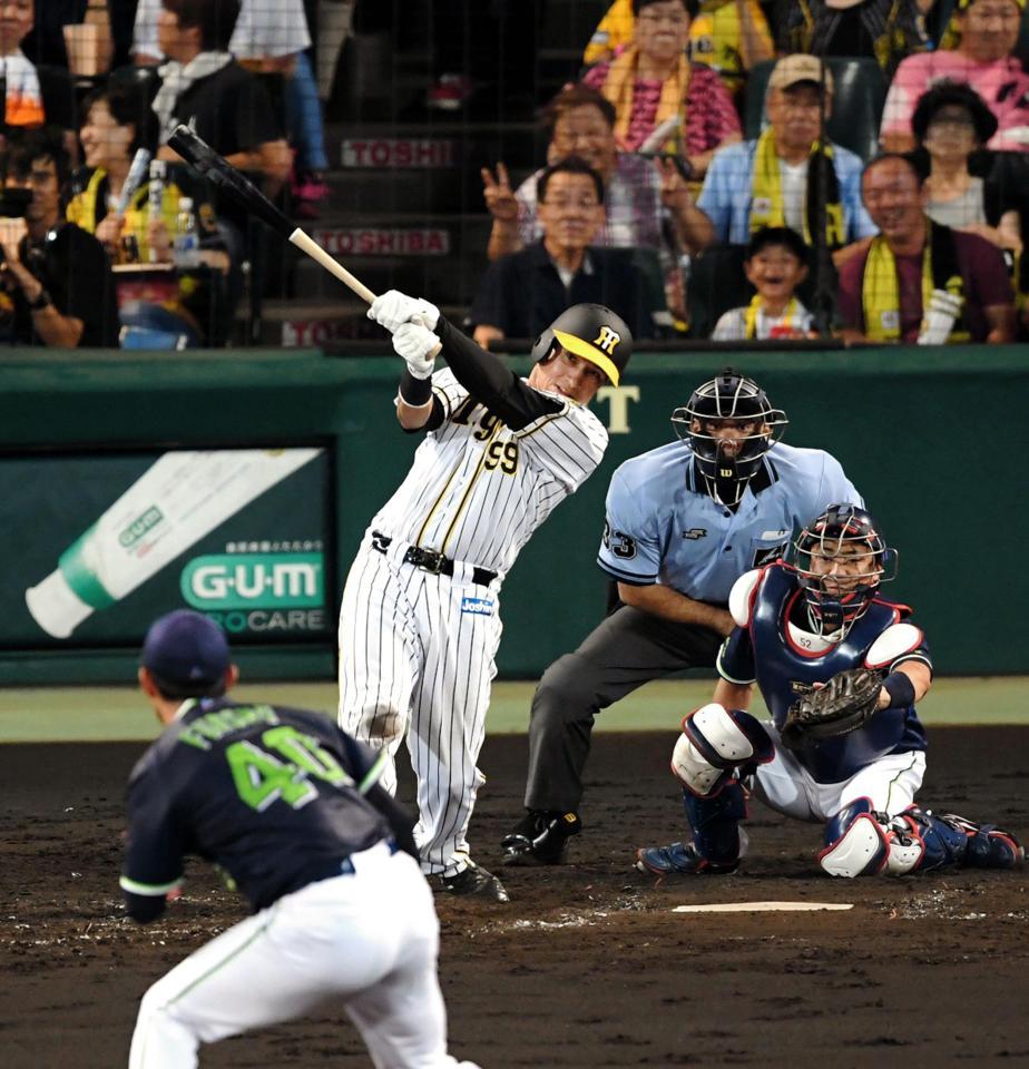 ４回阪神１死二塁、阪神エフレン・ナバーロは右前に適時打を放つ（投手ヤクルト・古野正人、捕手ヤクルト・中村悠平）＝甲子園（撮影・山口登）
