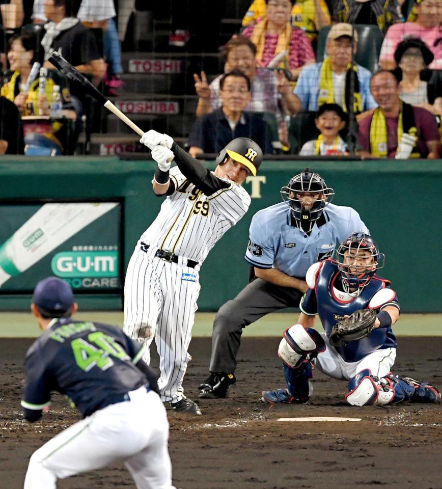 　４回、適時打を放つナバーロ