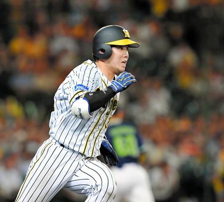 ８回、右前打を放ち駆け出す糸原