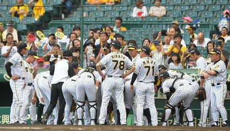 試合前、円陣を組む阪神ナイン＝甲子園（撮影・北村雅宏）