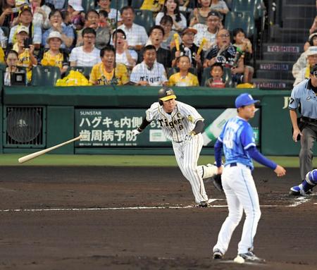 １回阪神無死一・三塁、阪神・福留孝介は左前に先制適時打を放つ（投手ＤｅＮＡ・京山将弥）＝甲子園（撮影・山口登）