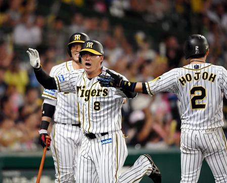 ５回、同点適時二塁打を放った阪神・福留（中央）は相手守備が乱れる間に勝ち越しの生還を果たす＝甲子園（撮影・田中太一）