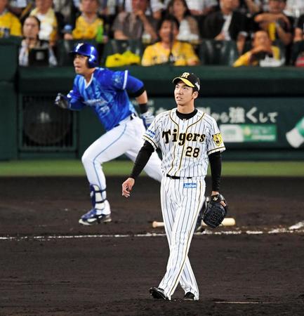 　３回、小野はソトに勝ち越し打を許す（撮影・山口登）