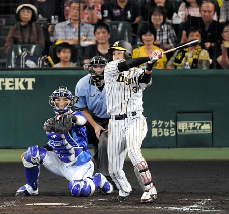 ７回阪神１死一・二塁、阪神・大山悠輔は右前に適時打を放つ（捕手ＤｅＮＡ・伊藤光）＝甲子園（撮影・山口登）