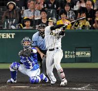 ７回阪神１死一・二塁、阪神・大山悠輔は右前に適時打を放つ（捕手ＤｅＮＡ・伊藤光）＝甲子園（撮影・山口登）