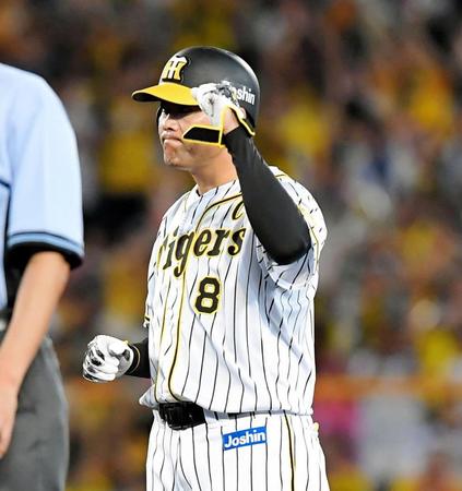 ３回、先制の適時二塁打を放ち、塁上で拳を握る阪神・福留孝介＝甲子園（撮影・高部洋祐）