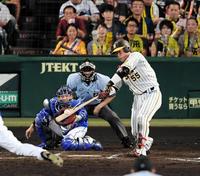 　６回、阪神・陽川尚将は左越えに一度は本塁打と判定された適時三塁打を放つ