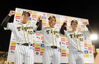 お立ち台で手を取り合う（左から）青柳、陽川、俊介（撮影・田中太一）