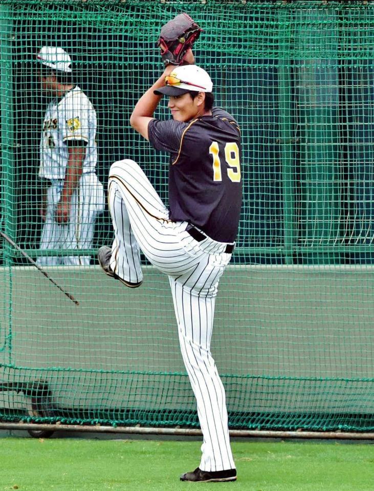 　高いセットポジションから投球動作に入る藤浪