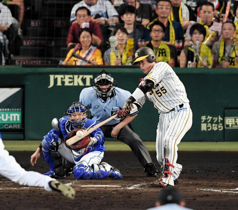 　６回、阪神・陽川尚将は左越えに一度は本塁打と判定された適時三塁打を放つ