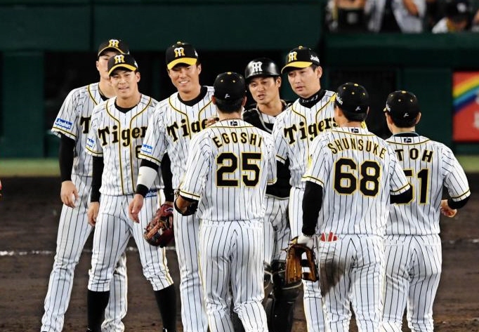 ＤｅＮＡに連勝し喜ぶ阪神ナイン＝甲子園（撮影・山口登）