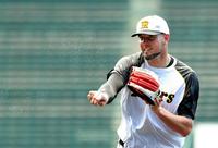 ノックを受け、右腕から汗を飛ばしながら返球する阪神　ランディ・メッセンジャー＝甲子園（撮影・高部洋祐）