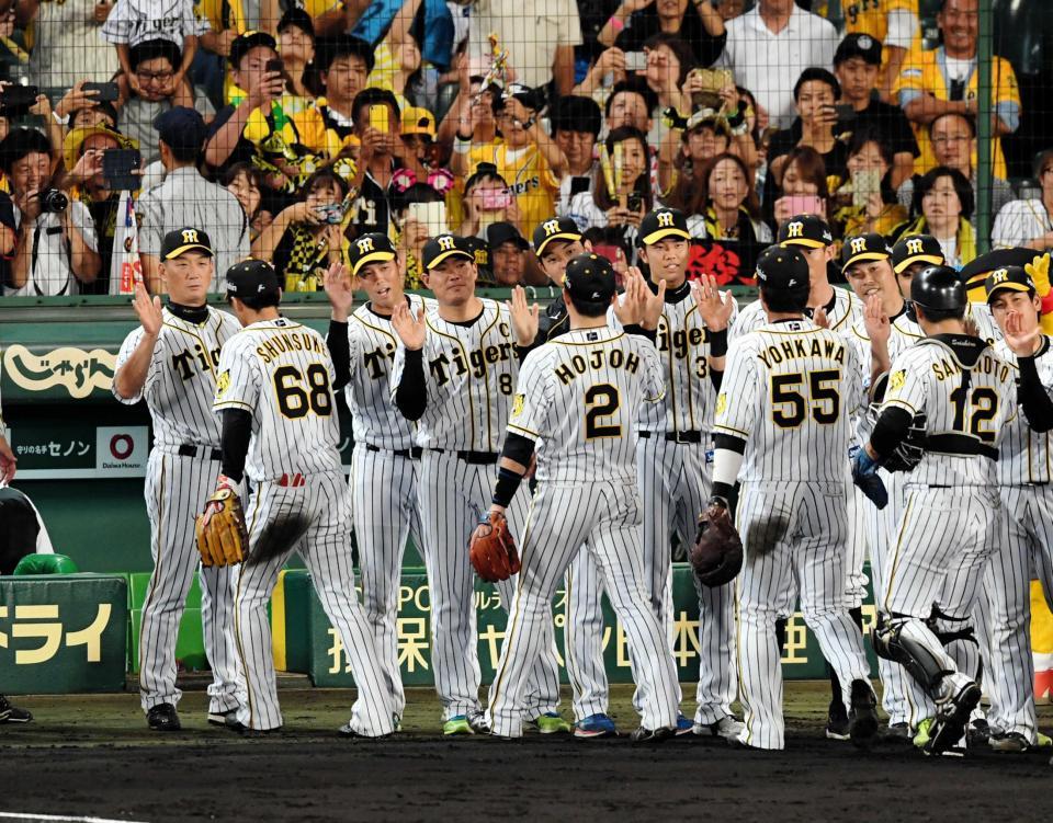 　ＤｅＮＡに連勝し金本監督（左端）は俊介らナインを迎える（撮影・山口登）