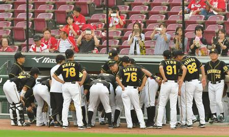試合前、阪神・福留孝介（中央）を中心に円陣を組む阪神ナイン＝マツダスタジアム（撮影・高部洋祐）