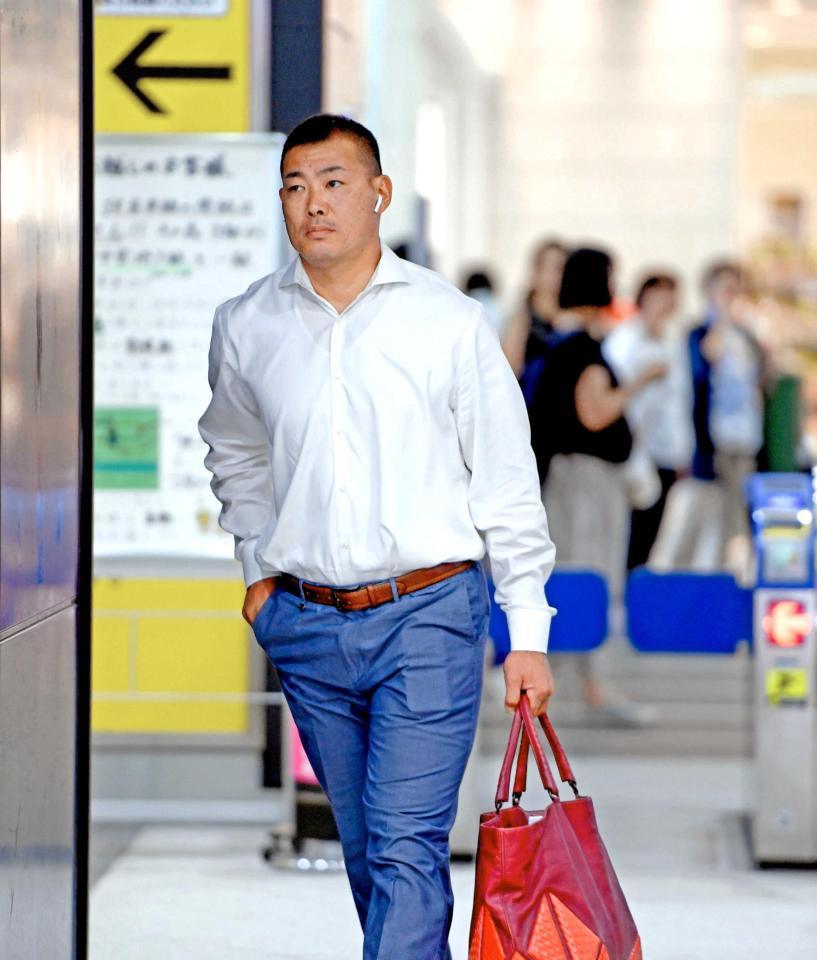 　新幹線のホームへ向かう福留（撮影・田中太一）