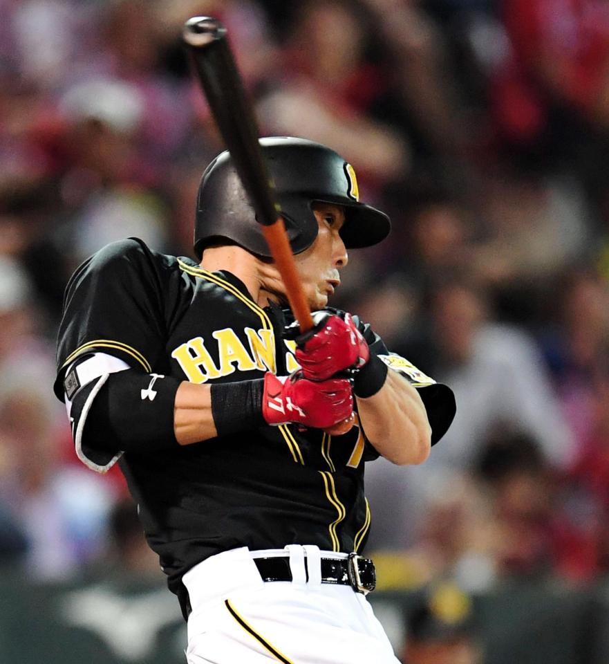 ６回、勝ち越しタイムリーを放つ阪神・糸井＝マツダスタジアム