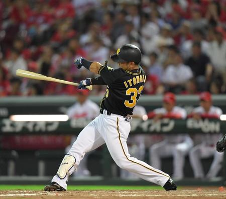 　４回、右前適時打を放つ糸原（撮影・北村雅宏）