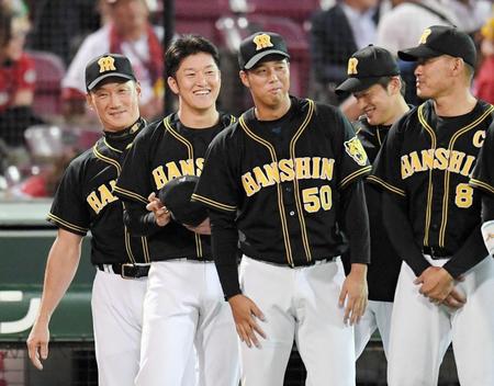 　金本監督に声をかけられ笑顔の岩貞（撮影・飯室逸平）