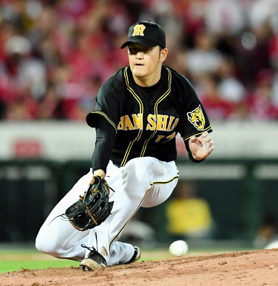 　７回、西川の打球にグラブを出す岩貞（撮影・飯室逸平）