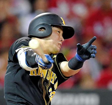 　８回、２点タイムリーを放つ糸原（撮影・飯室逸平）