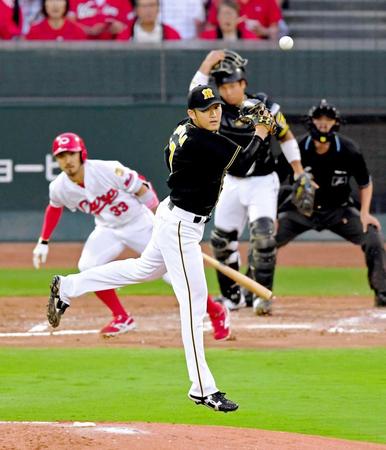 　１回、菊池（左）の打球に飛びつく岩貞（撮影・高部洋祐）