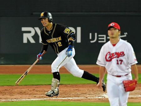 ３回、広島・岡田明丈（手前）から先制の適時打を放つ阪神・北條史也＝マツダスタジアム（撮影・高部洋祐）