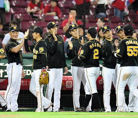 勝利のハイタッチでナインを迎える（左から）阪神・金本知憲監督、阪神・才木浩人ら阪神ナイン＝マツダスタジアム（撮影・飯室逸平）