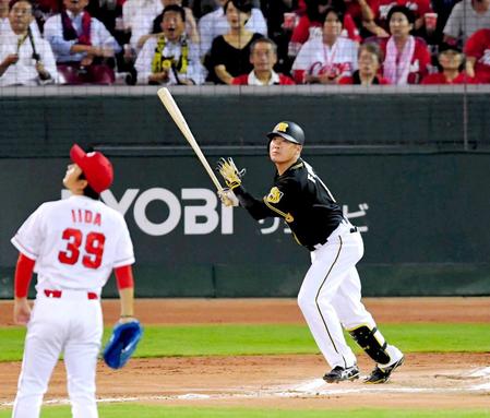 　６回、２ランを放つ福留。投手・飯田（撮影・高部洋祐）