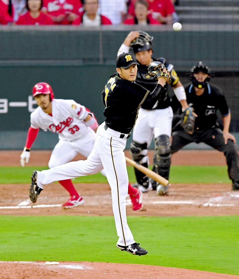 　１回、菊池（左）の打球に飛びつく岩貞（撮影・高部洋祐）