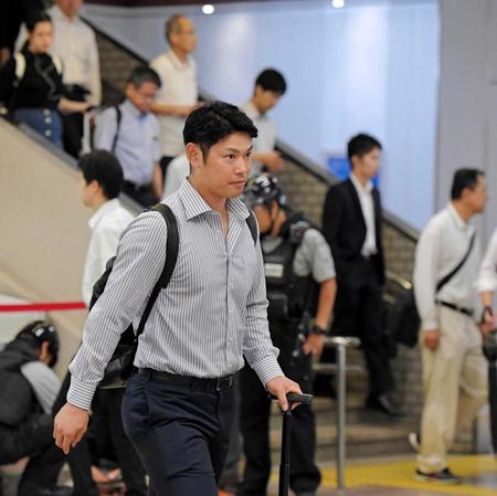 　新幹線のホームに向かう原口（撮影・高部洋祐）