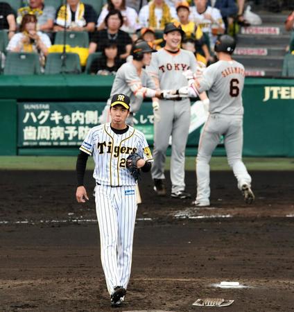 　５回、小野は坂本勇に逆転２ランを許す（撮影・山口登）