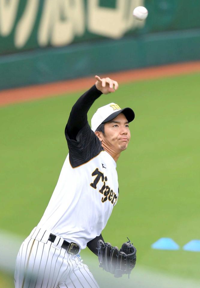 　黙々と投げ込む小野