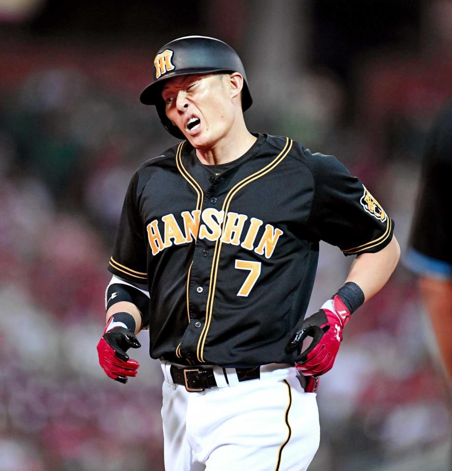 　６日の試合で、５回に適時打を放った後、一塁をまわったあたりで顔をゆがめる糸井