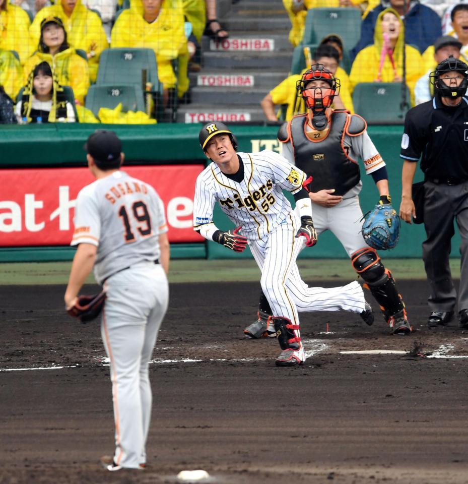 ２回、阪神・陽川尚将は左越えに先制ソロを放つ（投手　巨人・菅野智之、捕手　巨人・小林誠司）＝甲子園（撮影・山口登）