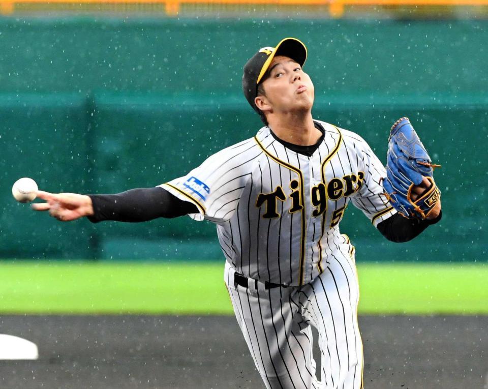 　雨が降る中、力投する青柳