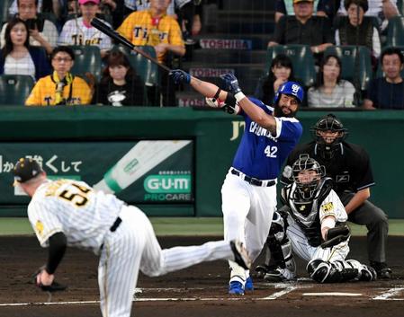 １回、阪神・メッセンジャー（手前）から先制の３ランを放つ中日・アルモンテ＝甲子園（撮影・高部洋祐）