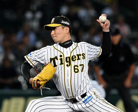 ４回途中から登板し、ピンチを切り抜ける阪神・岩崎優＝甲子園（撮影・田中太一）