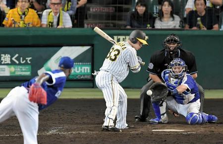 ５回、同点に追いつく押し出し四球を選ぶ阪神・糸原＝甲子園（撮影・高部洋祐）