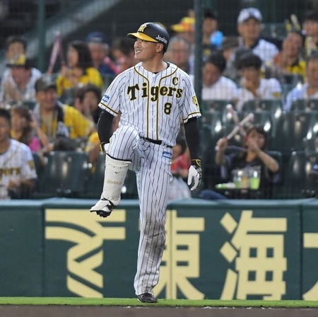 　６回、内野安打を放ったものの、右足を気にする福留（撮影・北村雅宏）