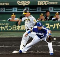 ６回、ショートへの内野安打を放ち、一塁に駆け込む阪神・福留孝介＝甲子園（撮影・高部洋祐）