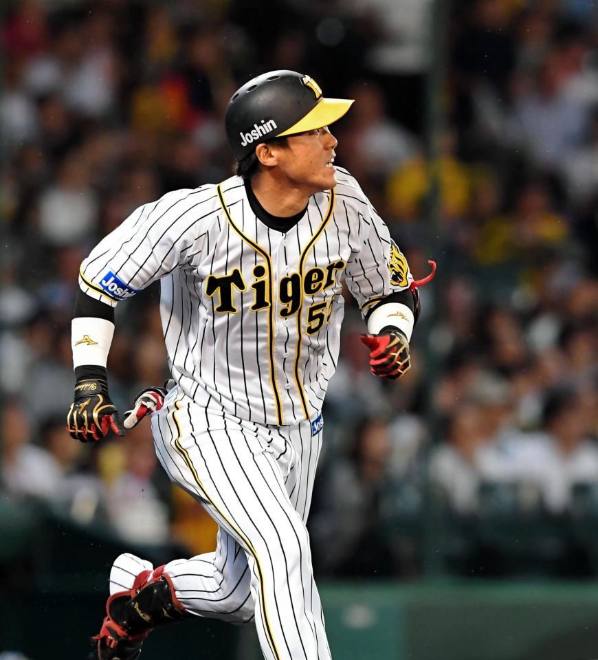 ３回、勝ち越しの適時打を放ち駆け出す阪神・陽川尚将＝甲子園（撮影・高部洋祐）