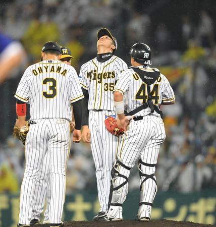 ４回途中、交代を告げられ、空を見上げる阪神・才木浩人（中央）＝甲子園（撮影・北村雅宏）