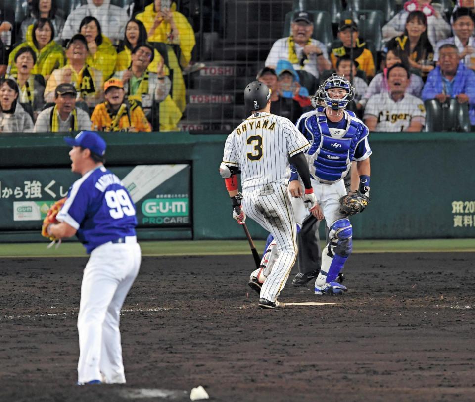 　５回、チャンスに大山は空振り三振に倒れる。左はほえる松坂（撮影・山口登）