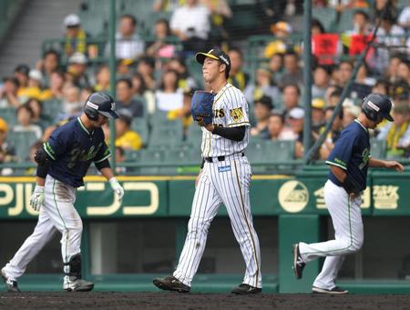 ３回、ヤクルト・山田哲に勝ち越しとなる適時打を浴びた阪神・青柳（中央）＝甲子園（撮影・北村雅宏）