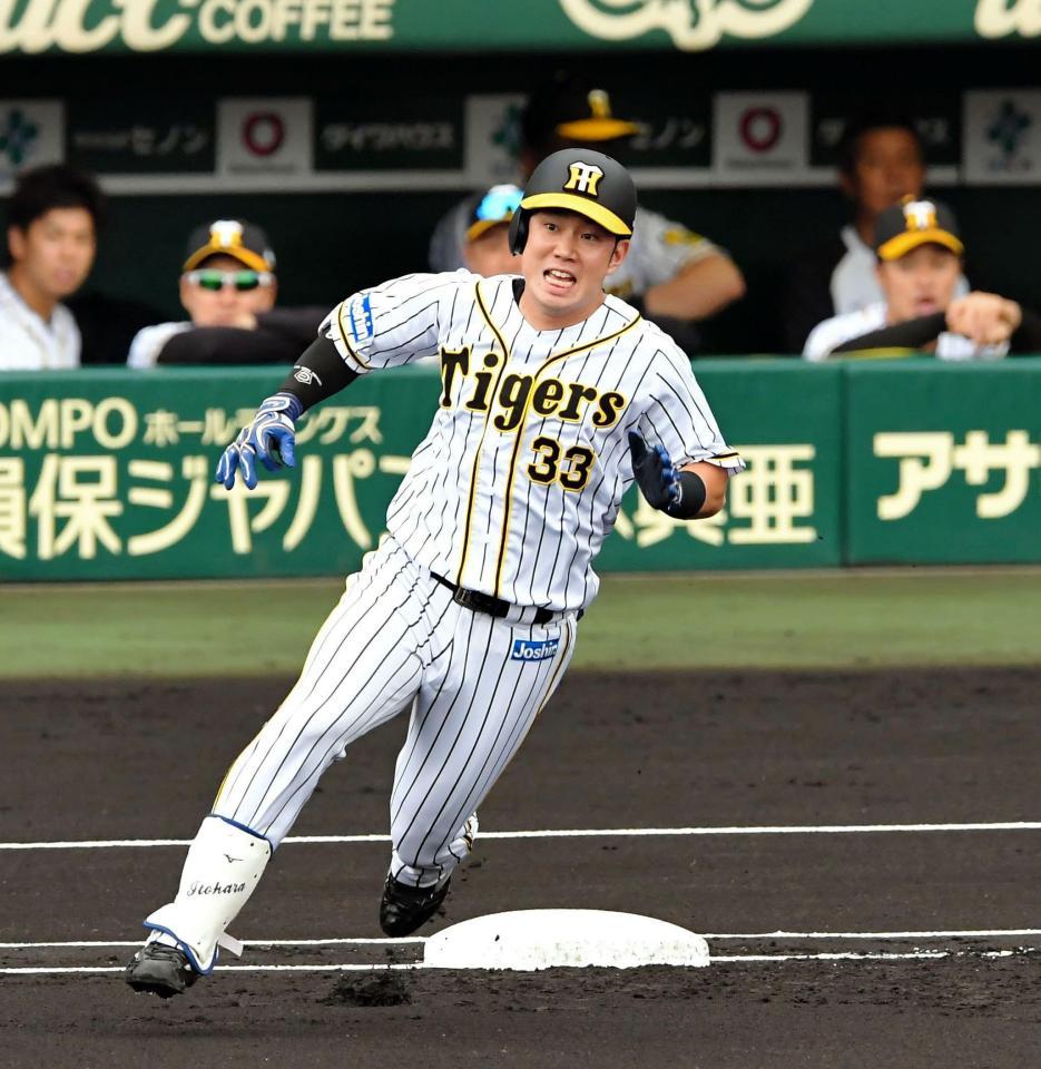 １回、安打を放ち一塁を蹴る阪神・糸原健斗＝甲子園（撮影・高部洋祐）