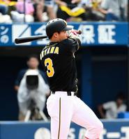 １回阪神１死三塁、先制の左前適時打を放った大山悠輔＝横浜スタジアム（撮影・園田高夫）