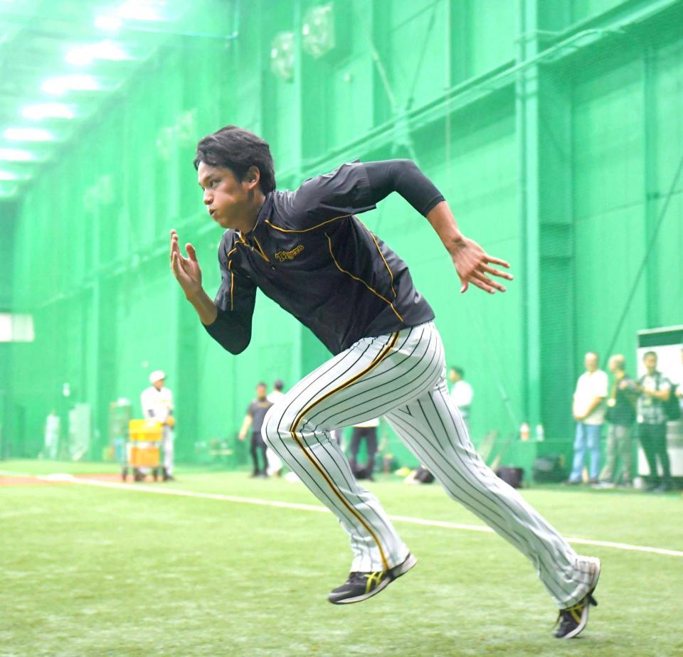 　黙々とダッシュする藤浪