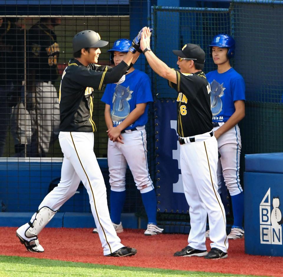 　３回、満塁弾を放った阪神・藤浪晋太郎（左）を迎える金本知憲監督