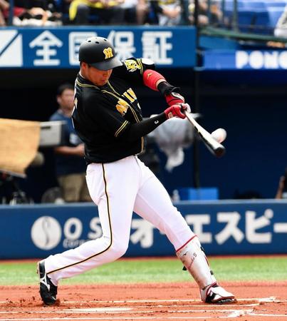 １回阪神２死、大山悠輔が左越えに先制ソロを放つ＝横浜スタジアム（撮影・園田高夫）